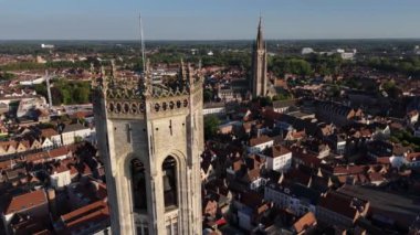 Bruges, Belçika 'nın havadan görünüşü, şehrin sembolik çan kulesini ve şafak vakti büyüleyici çatılarını gösteriyor..