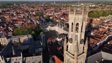 Belçika, Bruges 'ün ikonik çan kulesinin hava manzarası. Güneş ortaçağ şehir manzarasının üzerinde batarken..