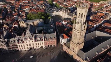 Bruges, Belçika 'nın çan kulesinin havadan görünüşü, tarihi kuleyi ve çevresindeki şehri yakalıyor..