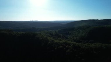 Belçika Ardennes 'in yemyeşil tepelerini gösteren nefes kesici hava manzarası. 