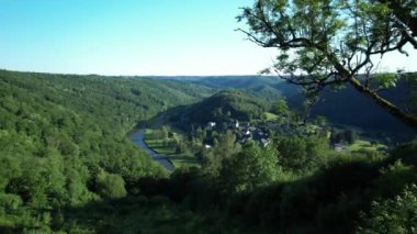 Frahah 'ın nefes kesici manzarası, Belçika' nın güzel Ardennes 'ine yerleşmiş büyüleyici bir köy. Sarmal nehir ve yemyeşil yeşil sakin bir manzara yaratır..
