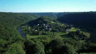 Belçika Ardennes 'in yemyeşil vadilerine yerleşmiş büyüleyici Frahah köyünün manzaralı bir manzarası..