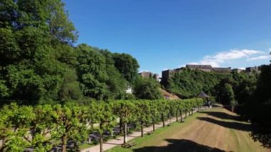 Belçika 'nın Ardennes bölgesindeki Bouillon Şatosu' na giden yol boyunca huzurlu bir yürüyüş..