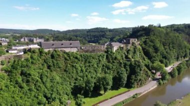 Belçika Ardennes 'teki Bouillon Kalesi' nin havadan görüntüsü. Şato, Semois Nehri 'ne bakan bir uçurumun üzerinde görkemli bir şekilde duruyor..