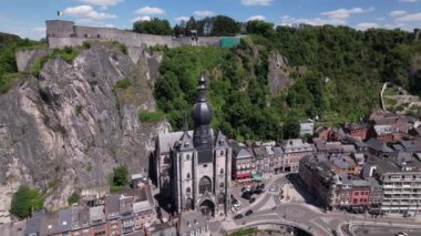Dinant, Belçika 'nın ikonik Notre Dame Kilisesi ve görkemli Citadel de dahil olmak üzere büyüleyici şehirleri gösteren hava manzarası..