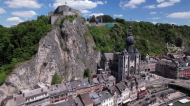 Dinant, Belçika 'nın ikonik Hisar' ını gözler önüne seren havadan görünüşü yüksek bir uçurumun tepesine tünemiş ve Meuse Nehri şehrin içinden akıyor..