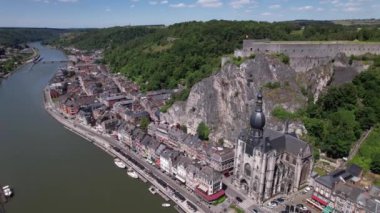 Bu klipte Belçika Ardennes 'teki Dinant kasabasında Meuse Nehri ve ünlü Notre Dame Kilisesi' nin çarpıcı manzarası sergilenmektedir..