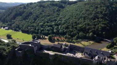 Ardennes Bölgesi 'nin yemyeşil yeşillikleri arasında uzanan görkemli Bouillon Kalesini gösteren nefes kesici bir hava manzarası..