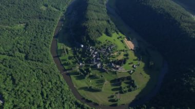 Belçika 'nın Ardennes bölgesindeki Frahan' ın nefes kesen hava manzarası, güzel bir nehir kıvrımına kurulmuş köyü gözler önüne seriyor..