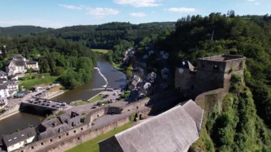Belçika 'daki Bouillon Kalesi' nin nefes kesen manzarası. Kasabaya ve Semois Nehri 'ne bakıyor. Şato görkemli bir şekilde yemyeşil bir uçurumun üzerinde duruyor..