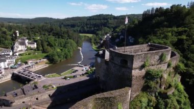 Belçika 'daki Bouillon Kalesi' nin havadan görünüşü Ardennes 'teki görkemli mimarisini ve manzarasını gözler önüne seriyor..