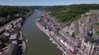 Dinant, Belçika 'nın havadan görünüşü, şehrin büyüleyici nehir kenarı, tarihi mimari ve çevresindeki tepeleri gösteriyor..