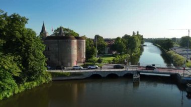 Bruges, Belçika 'da kanalın karşısında kapısı olan tarihi bir köprü..