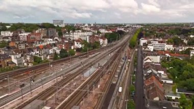 Ghent İstasyonu, Belçika 'daki trenlerin dinamik hareketlerini gösteren büyüleyici bir zaman dilimi videosu..