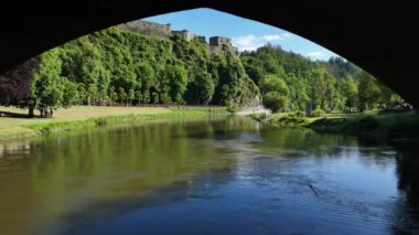 Meuse Nehri, Belçika 'nın Ardennes bölgesinde huzur içinde akar ve çevresindeki manzaranın çarpıcı manzarasını sunar..