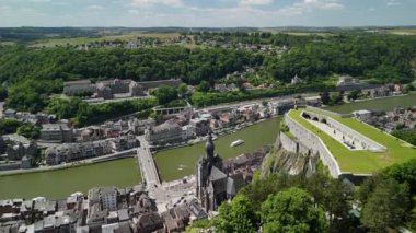 Dinant, Belçika 'nın güzelliğini yukarıdan keşfedin. Bu videoda sembolik Hisar, dolambaçlı Meuse Nehri ve büyüleyici mimarisi ile büyüleyici kasaba sergileniyor..