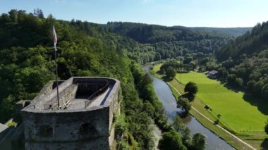 Meuse Nehri 'nin yemyeşil Ardenne Ormanı' nı saran nefes kesici manzarası, güçlendirilmiş bir şatonun tepesinden ele geçirildi..