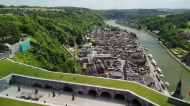 Dinant, Belçika 'nın manzaralı manzarası, büyüleyici kasabayı ve Meuse Nehri' ni gözler önüne seriyor..