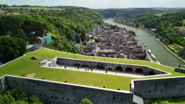 Belçika 'daki Dinant Kalesi' nin havadan görünüşü. Bu ikonik kale Meuse Nehri 'ne bakan bir uçurumun tepesinde, büyüleyici panoramik manzaralar sunuyor..