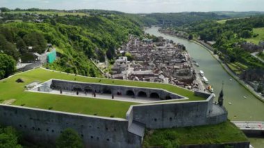 Belçika 'nın Ardennes bölgesindeki Dinant Kalesi' nin manzaralı manzarası..