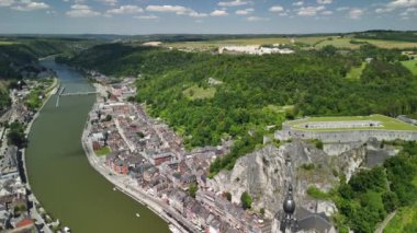 Meuse Nehri, ikonik Hisar ve çevresindeki manzarayı gösteren Dinant, Belçika 'nın hava manzarası..