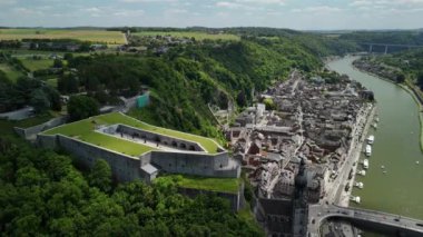 Dinant, Belçika 'nın havadan görünüşü ikonik Kale' yi, kıvrımlı Meuse Nehri 'ni ve aşağıdaki büyüleyici kasabayı gözler önüne seriyor..