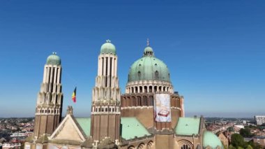 Brüksel, Belçika 'daki Kutsal Yürek Bazilikası' nın büyüleyici bir görüntüsü..