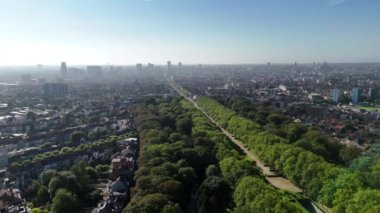 Brüksel, Belçika 'nın havadan görünüşü şehirlerin ufuk çizgisini ve bereketli Royal Park' ı gösteriyor..