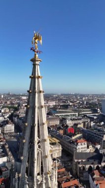 Brüksel, Belçika 'nın nefes kesici manzarası, bir katedral kulesinin tepesinden. Şehirlerin eşsiz mimarisini ve şehir manzarasını yakalayın.