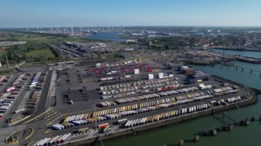 Zeebrugge 'da yüzlerce kamyon ve konteynırla dolu yoğun bir kargo limanının havadan görüntüsü..