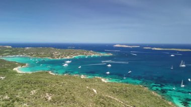 Sardunya 'nın güzel kıyı şeridinin havadan görünüşü adaların canlı turkuaz sularını ve yemyeşil sularını gözler önüne seriyor..