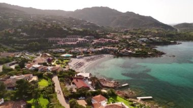 Sardinya 'nın sahil şeridinin güzelliğini hayret verici bir hava manzarası yakalıyor. Bereketli yamaçlar turkuaz sularla buluşur ve güzel bir manzara yaratır..