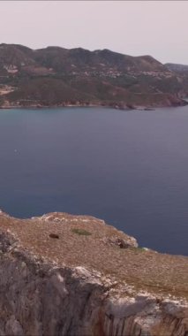 Akdeniz 'e tepeden bakan bir şahin doğrudan insansız hava aracı kamerasının lensine bakıyor..