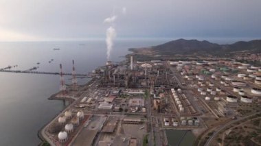 Duman bacaları ve depolama tankları sahil boyunca uzanan büyük bir sanayi kompleksi.