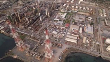 İtalya, Sardunya 'daki bir termik santralin hava görüntüsü. Video, büyük binaları, bacaları ve boruları olan sanayi bölgesini gösteriyor..