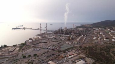 Sardunya kıyılarında bulunan, duman yayan birkaç bacası olan büyük bir endüstriyel kompleks..