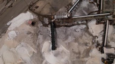 İtalya, Sardinya sahilinde tuzlu tavalar. Taşıyıcı bantlar bir depo alanına tuz taşır.