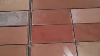 Sardunya sahilinde tuzlu tavalar, yukarıdan görülüyor. Tavalar su ve tuzla doludur. Pembe ve beyaz güzel bir desen oluştururlar..