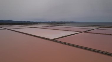 İtalya 'nın Sardunya kıyı şeridi yakınlarındaki tuz tavaları, tuz üretiminin aşamalarını gösteriyor..