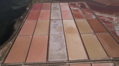 Sardunya kıyılarındaki tuz tavalarının havadan görünüşü tuz üretiminin farklı aşamalarını gösteriyor..