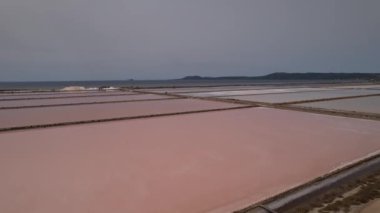 Sardunya sahilindeki tuzlu tavaların havadan görünüşü.