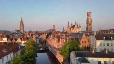 Bruges kanallarının ve tarihi binaların nefes kesici manzarası güneşin sıcacık ışığında yıkandı..