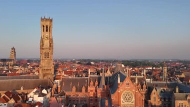 Belçika 'nın Bruges şehrinin muhteşem manzarası. Altın saat boyunca şehrin üzerinde ikonik çan kulesi yükseliyor..