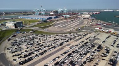 Zeebrugge, Belçika 'daki bir lojistik merkezinin geniş bir hava manzarası..
