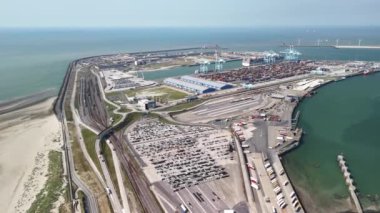 Belçika 'nın Zeebrugge limanındaki büyük bir lojistik merkezinin hava görüntüsü park halindeki araçlar, vinçler, kargo gemileri ve diğer altyapıları gösteriyor..