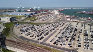 Zeebrugge limanına park edilmiş yeni arabaların hava görüntüsü..