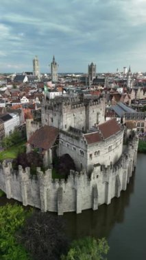 Belçika 'nın tarihi Gent kentindeki ortaçağ kalesi Gravensteen Kalesi' nin havadan görünüşü..