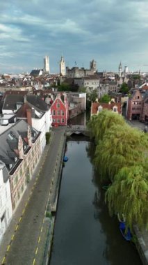 Gent, Belçika 'nın tarihi merkezinden bir kanal geçiyor. Su yolu boyunca eski binalar var..