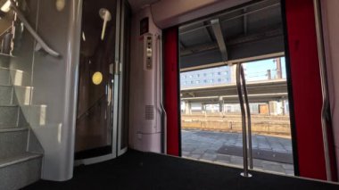  Trende, kapı kapalı. Belçika 'nın Gent kentindeki tren istasyonunda.