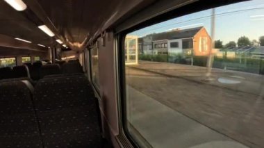 Evlerin manzarası ve Belçika 'da bir tren penceresinden manzara.
